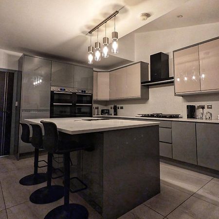 Beautiful 5 Bedroom Home Sleeps 12 People In Manchester Exterior photo